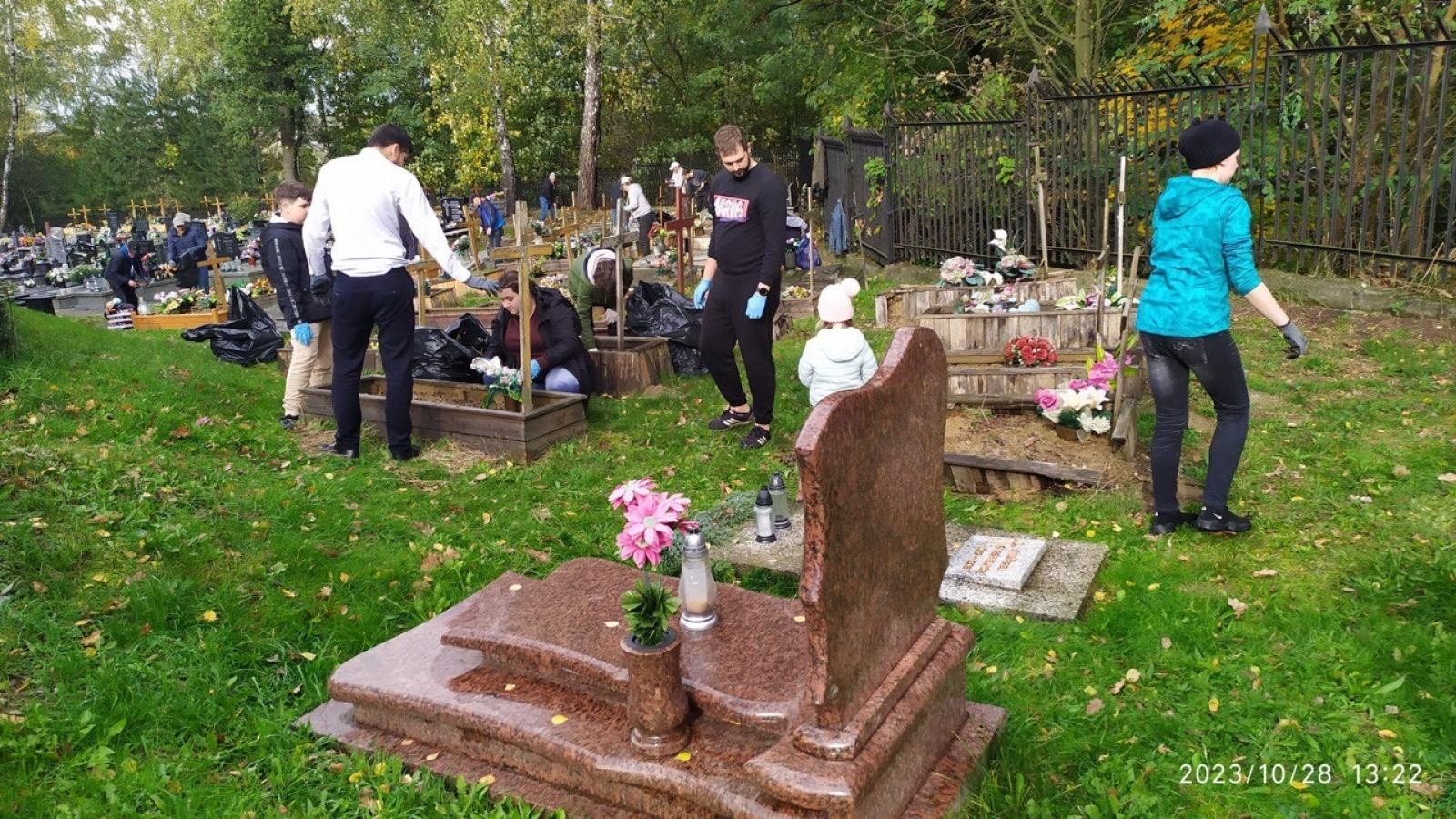 Zdjęcie w galerii na portalu naszwodzislaw.com: Stowarzyszenie Wodzisław 2.0 pamięta o grobach ludzi bezdomnych wiadomości z regionu