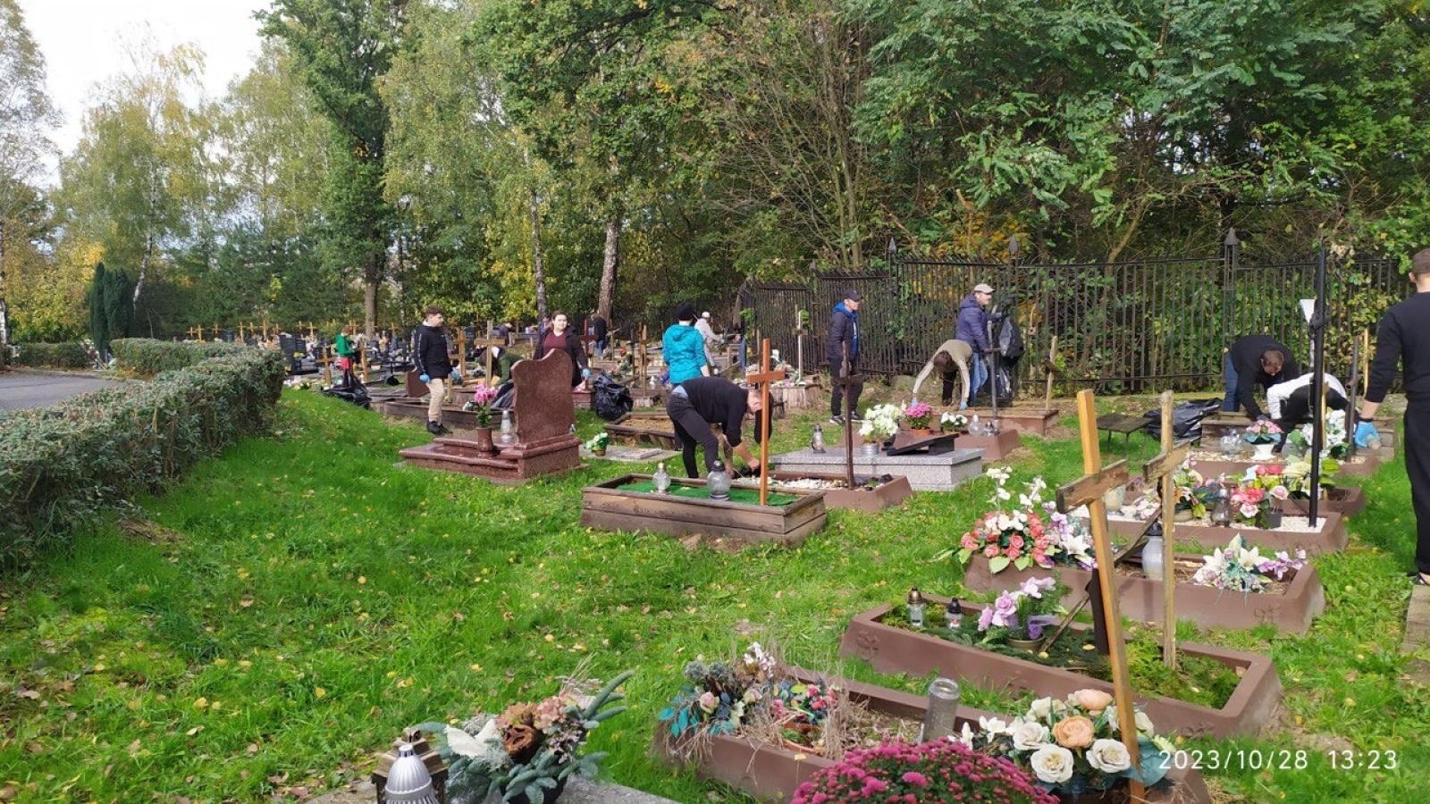 Zdjęcie w galerii na portalu naszwodzislaw.com: Stowarzyszenie Wodzisław 2.0 pamięta o grobach ludzi bezdomnych wiadomości z regionu