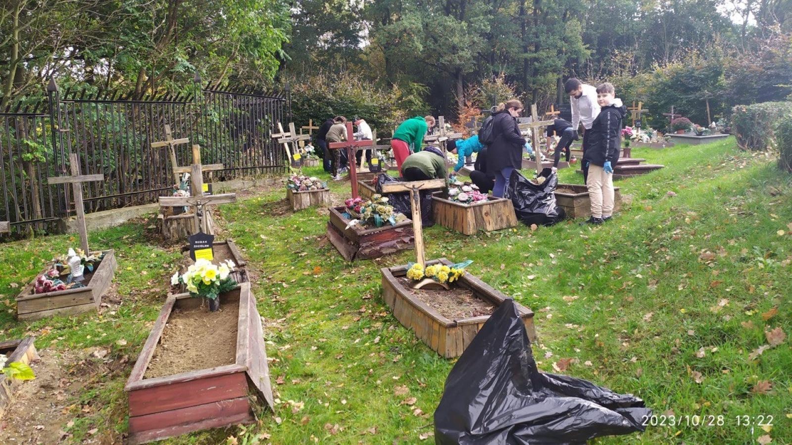 Zdjęcie w galerii na portalu naszwodzislaw.com: Stowarzyszenie Wodzisław 2.0 pamięta o grobach ludzi bezdomnych wiadomości z regionu