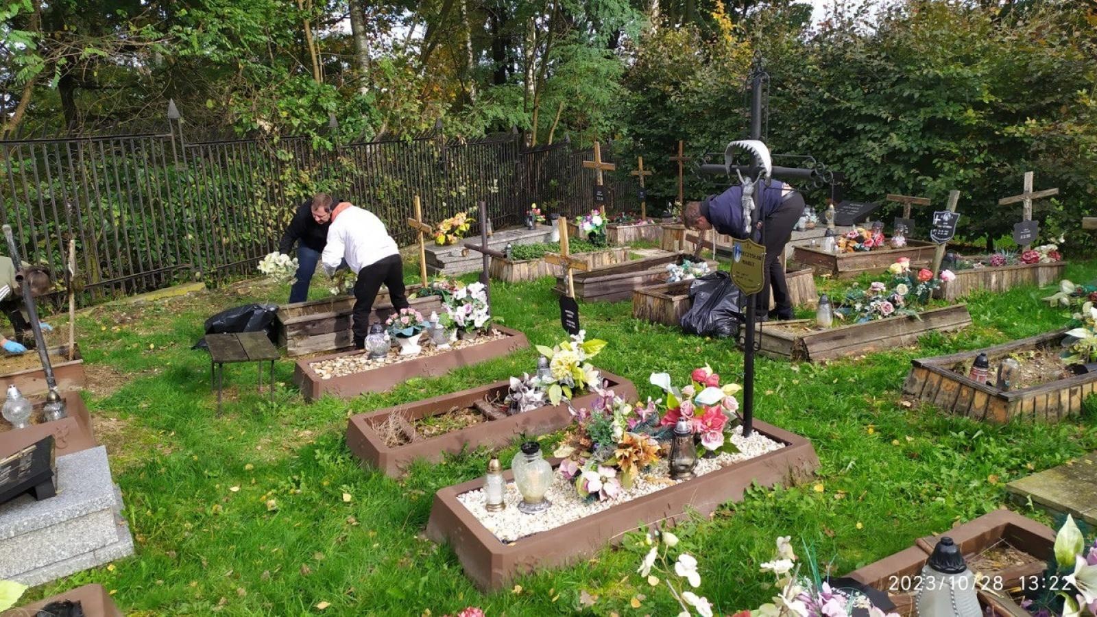 Zdjęcie w galerii na portalu naszwodzislaw.com: Stowarzyszenie Wodzisław 2.0 pamięta o grobach ludzi bezdomnych wiadomości z regionu