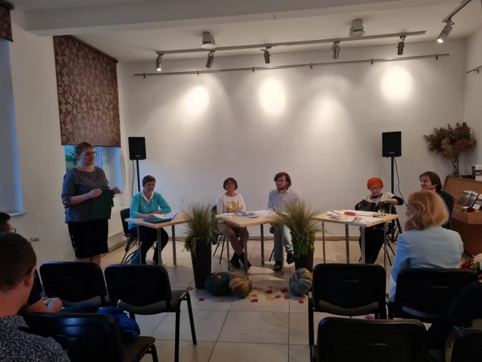 Zdjęcie w galerii na portalu naszwodzislaw.com: Szmer spadających wierszy. Wieczorek poetycki w rydułtowskiej książnicy wiadomości z regionu