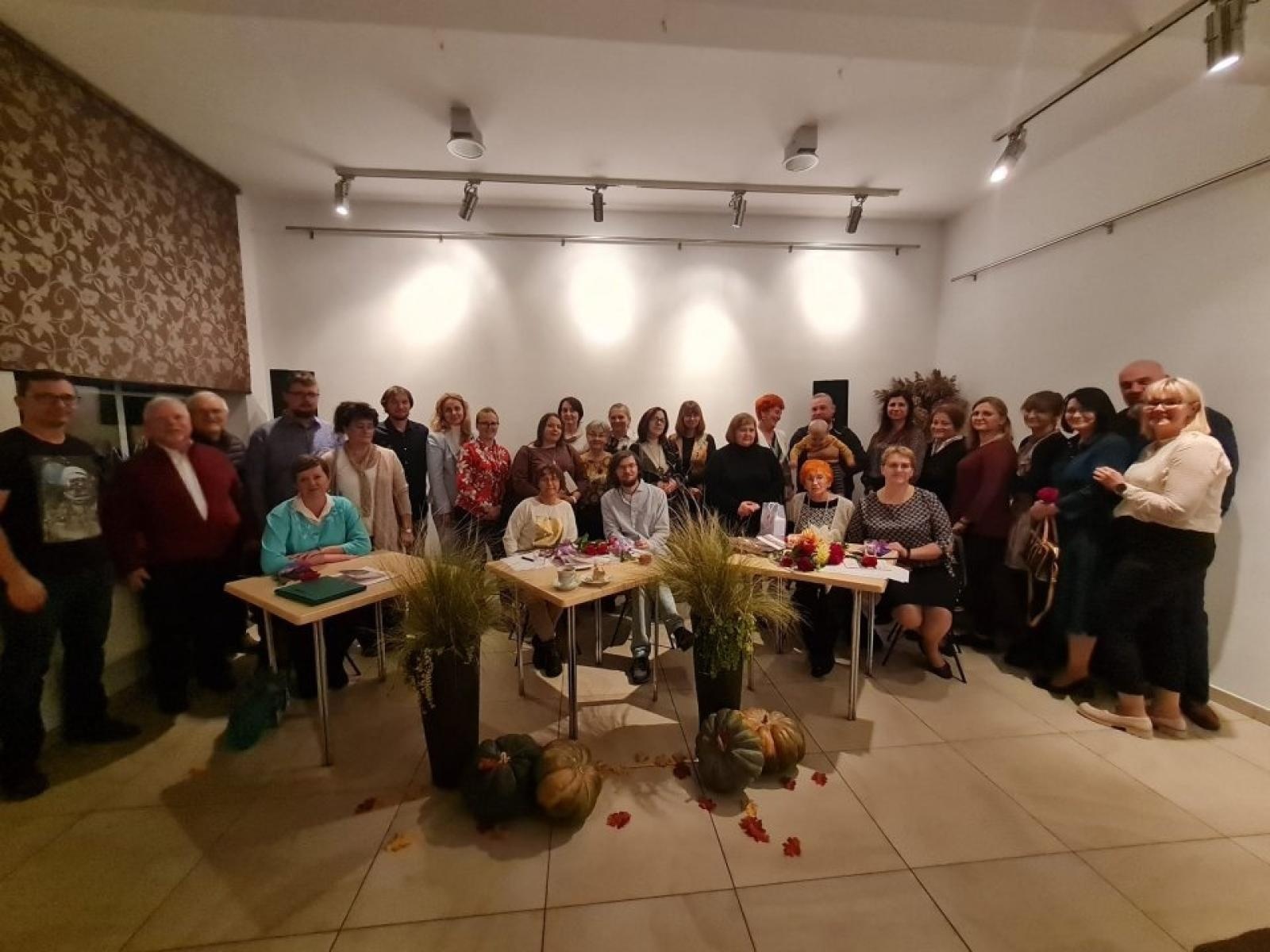 Zdjęcie w galerii na portalu naszwodzislaw.com: Szmer spadających wierszy. Wieczorek poetycki w rydułtowskiej książnicy wiadomości z regionu