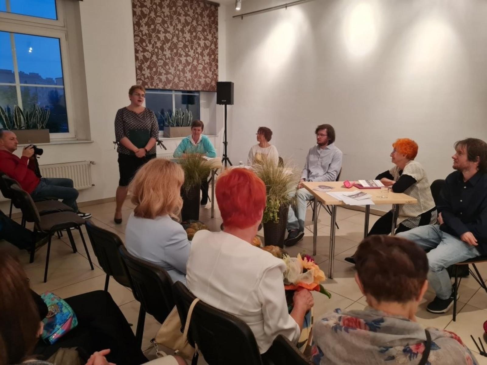 Zdjęcie w galerii na portalu naszwodzislaw.com: Szmer spadających wierszy. Wieczorek poetycki w rydułtowskiej książnicy wiadomości z regionu