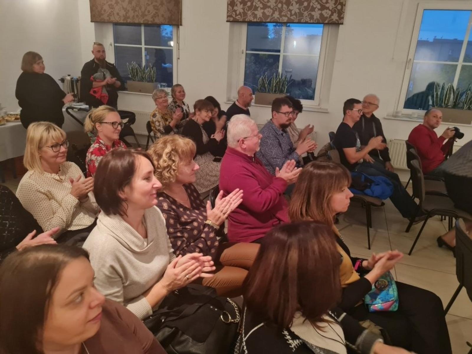 Zdjęcie w galerii na portalu naszwodzislaw.com: Szmer spadających wierszy. Wieczorek poetycki w rydułtowskiej książnicy wiadomości z regionu