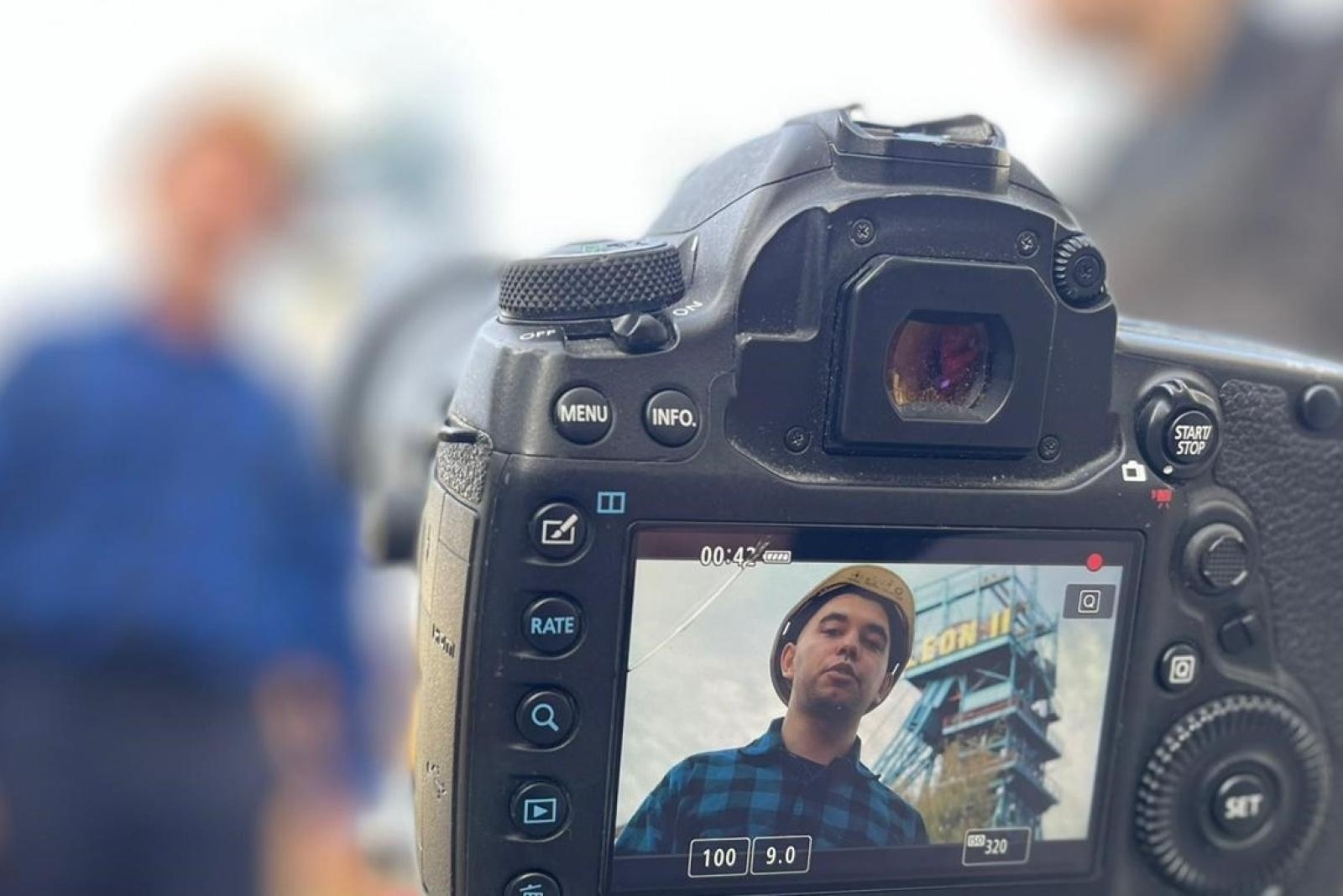 Zdjęcie w galerii na portalu naszwodzislaw.com: Maszynista wyciągowy i raper. Gardian z KWK ROW Rydułtowy nakręcił klip na terenie kopalni wiadomości z regionu