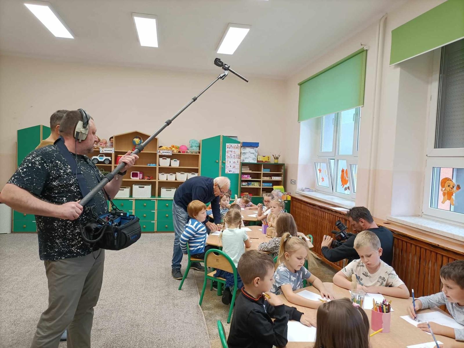 Zdjęcie w galerii na portalu naszwodzislaw.com: Warsztaty w Przedszkolu numer 13 pod czujnym okiem kamery TVP wiadomości z regionu