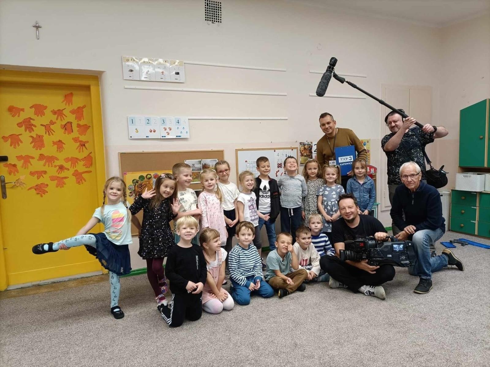 Zdjęcie w galerii na portalu naszwodzislaw.com: Warsztaty w Przedszkolu numer 13 pod czujnym okiem kamery TVP wiadomości z regionu