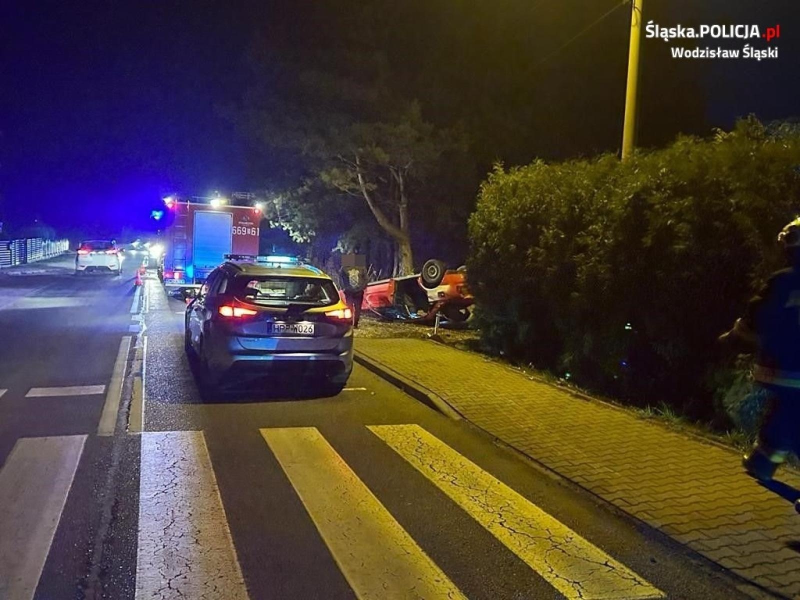 Zdjęcie w galerii na portalu naszwodzislaw.com: Wyprzedzanie zakończone dachowaniem w Gołkowicach wiadomości z regionu