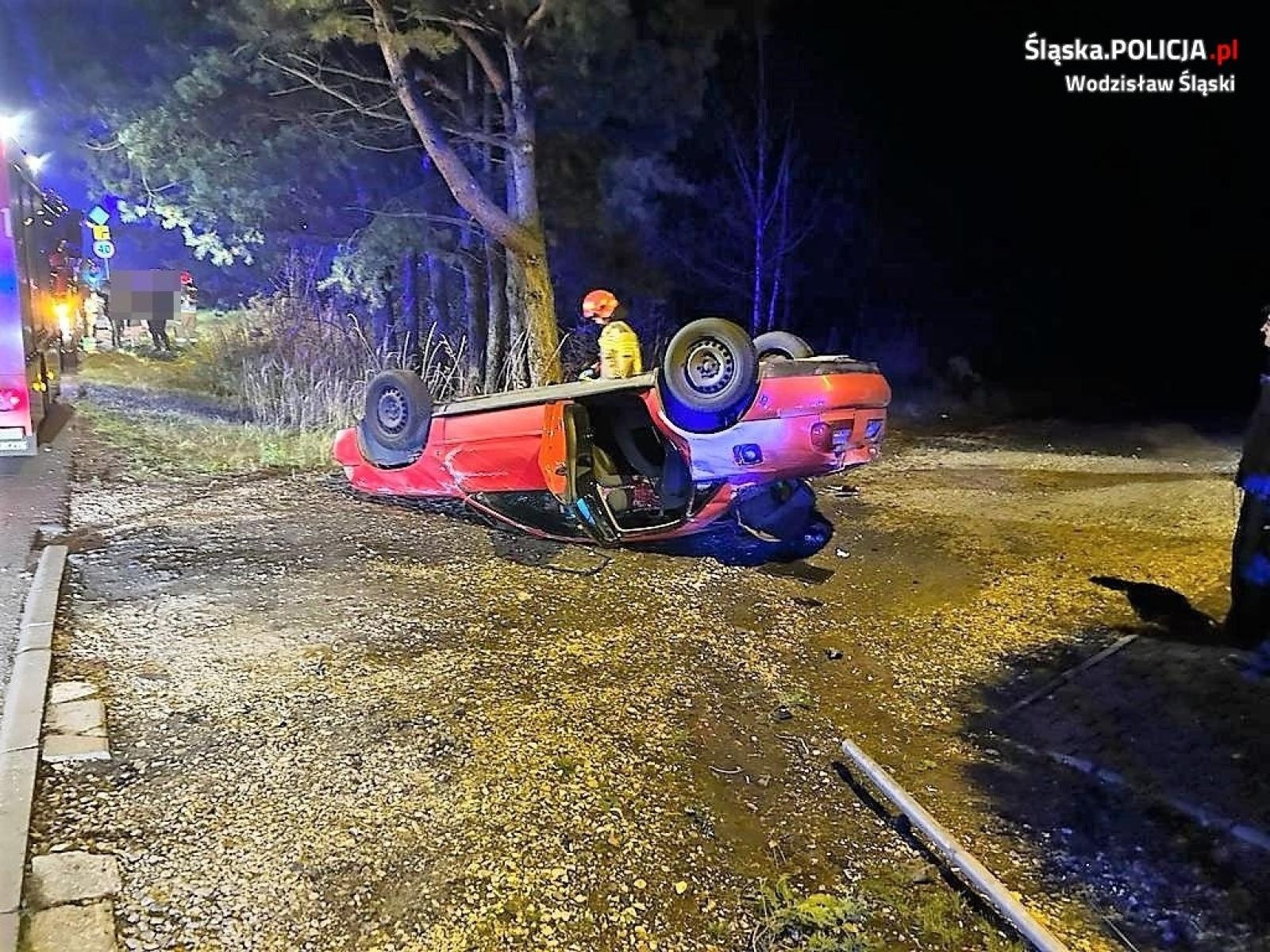 Zdjęcie w galerii na portalu naszwodzislaw.com: Wyprzedzanie zakończone dachowaniem w Gołkowicach wiadomości z regionu