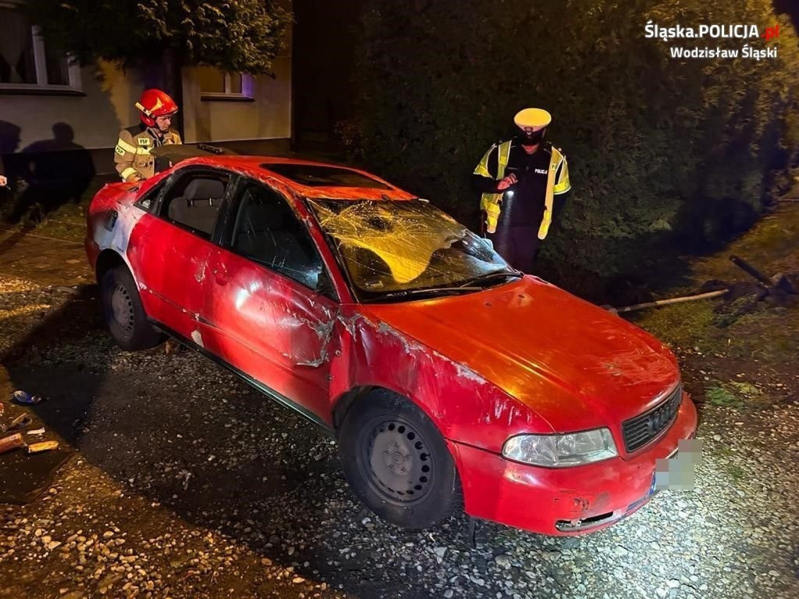 Zdjęcie w galerii na portalu naszwodzislaw.com: Wyprzedzanie zakończone dachowaniem w Gołkowicach wiadomości z regionu