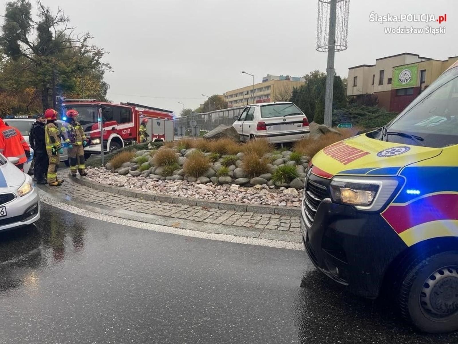 Zdjęcie w galerii na portalu naszwodzislaw.com: 66-latek zaparkował na rondzie. Policjanci znają przyczynę takiego zachowania wiadomości z regionu