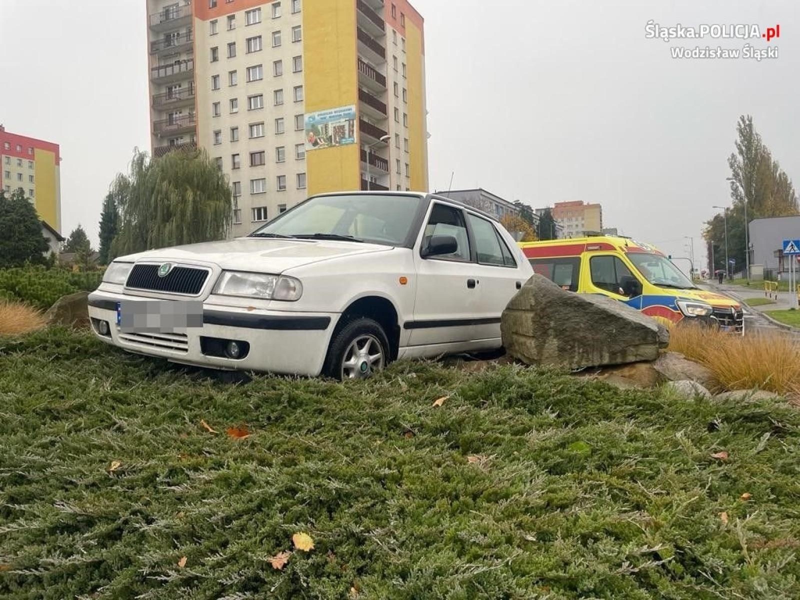 Zdjęcie w galerii na portalu naszwodzislaw.com: 66-latek zaparkował na rondzie. Policjanci znają przyczynę takiego zachowania wiadomości z regionu