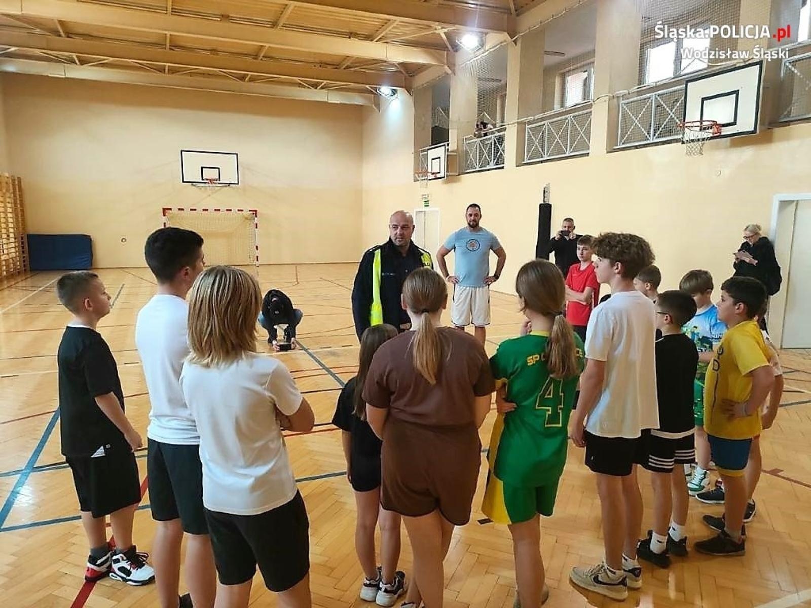 Zdjęcie w galerii na portalu naszwodzislaw.com: Mundurowy przypomniał młodym sportowcom o korzystaniu z odblasków wiadomości z regionu