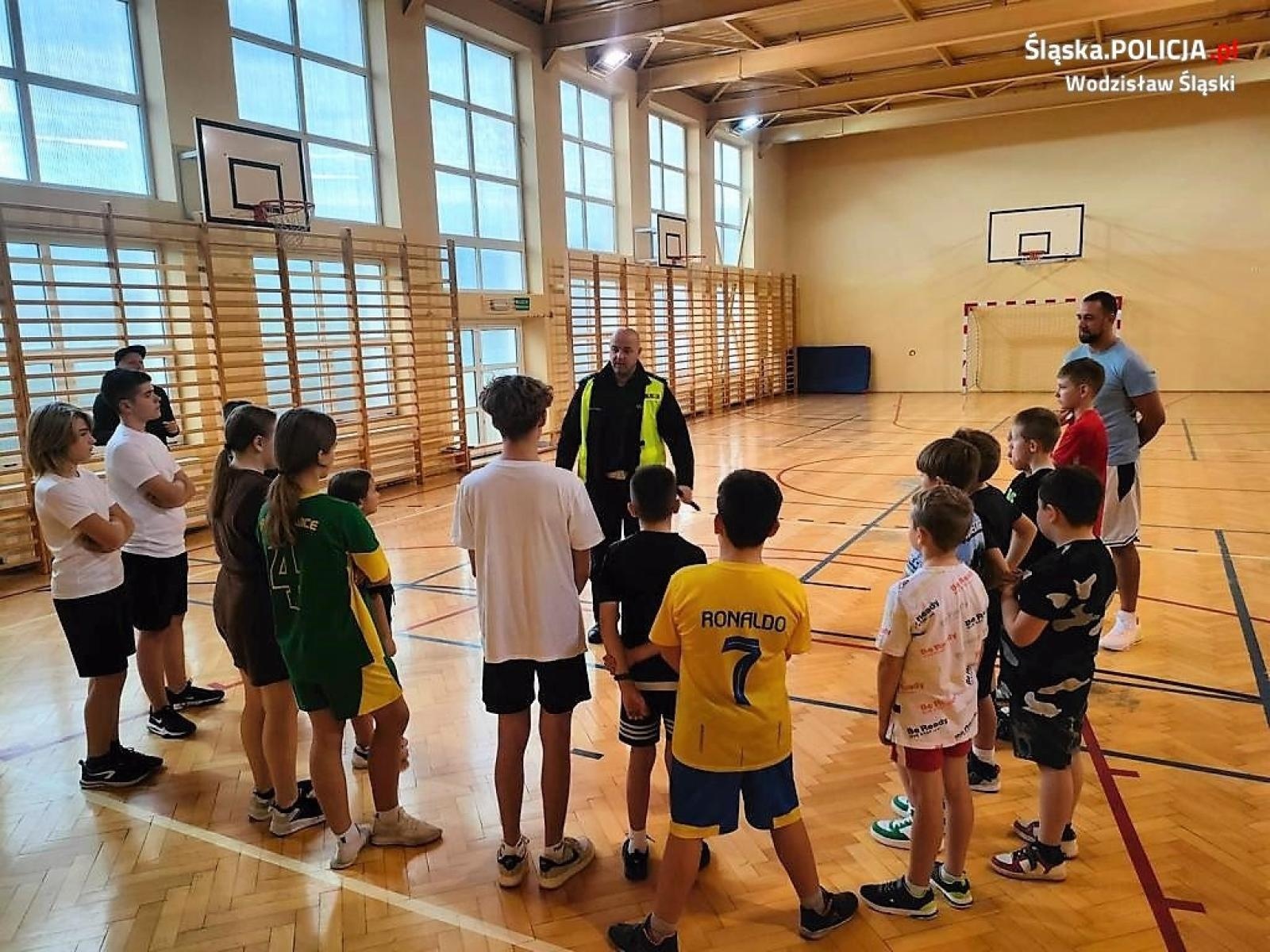 Zdjęcie w galerii na portalu naszwodzislaw.com: Mundurowy przypomniał młodym sportowcom o korzystaniu z odblasków wiadomości z regionu