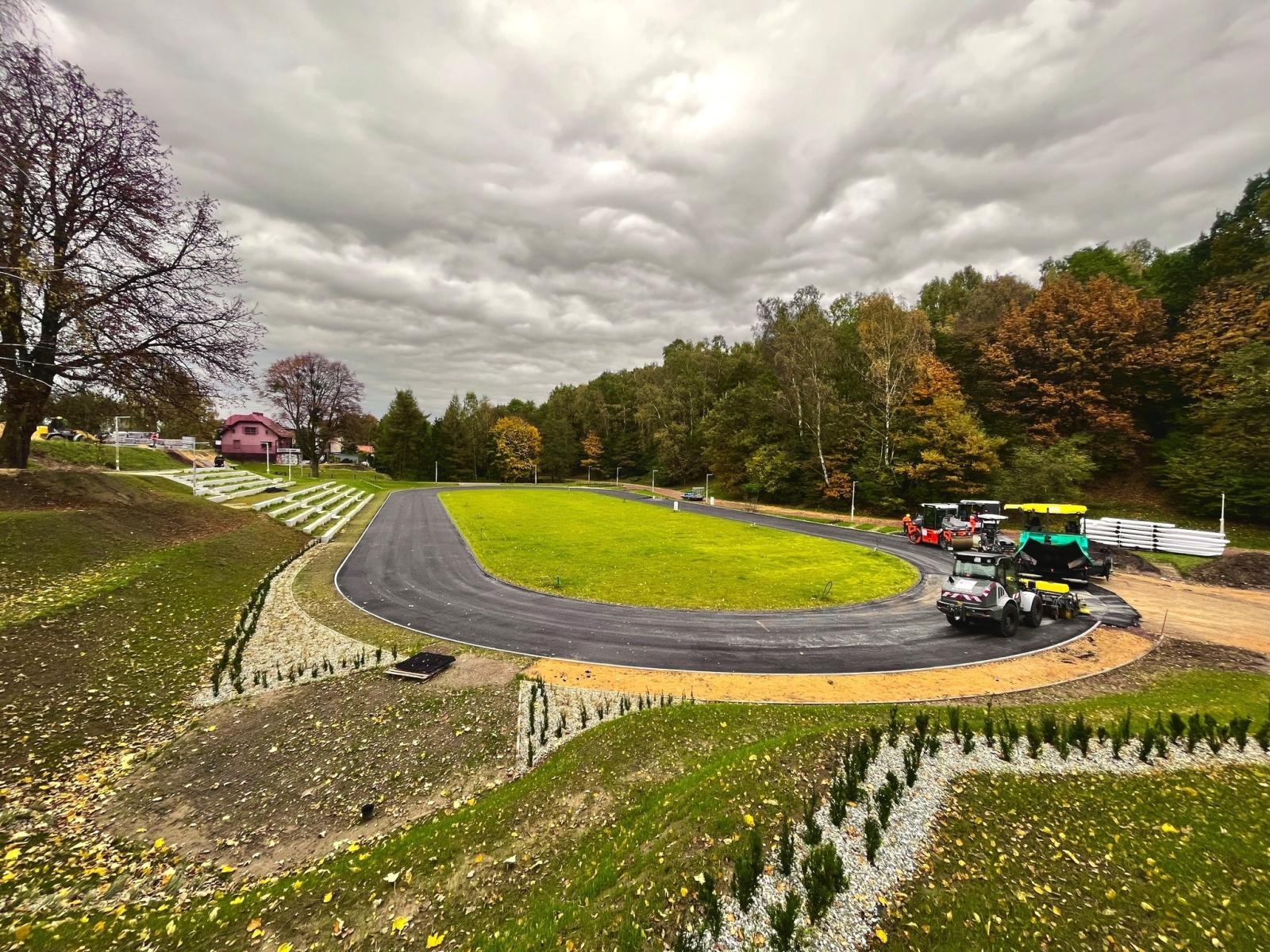 Zdjęcie w galerii na portalu naszwodzislaw.com: Radlin. Park Jordanowski w budowie wiadomości z regionu