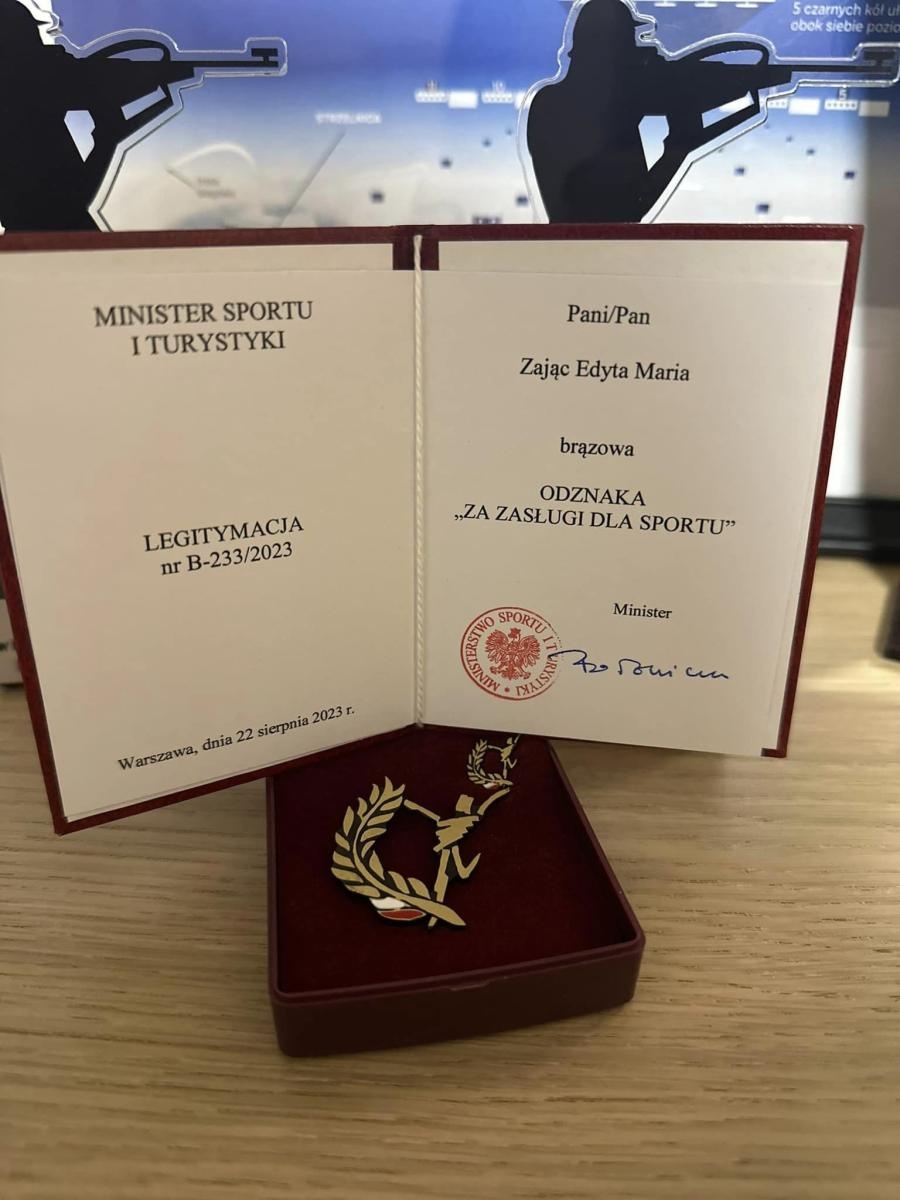 Zdjęcie w galerii na portalu naszwodzislaw.com: Trenerka UKS Strzał Wodzisław z odznaczeniem za zasługi dla sportu wiadomości z regionu