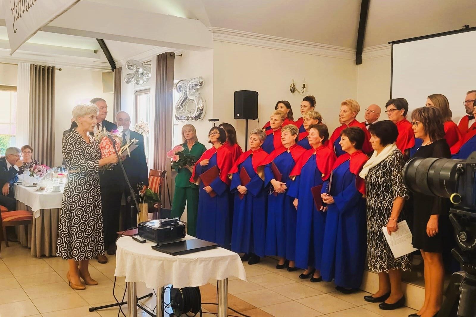 Zdjęcie w galerii na portalu naszwodzislaw.com: Srebrny jubileusz chóru Absolwent wiadomości z regionu