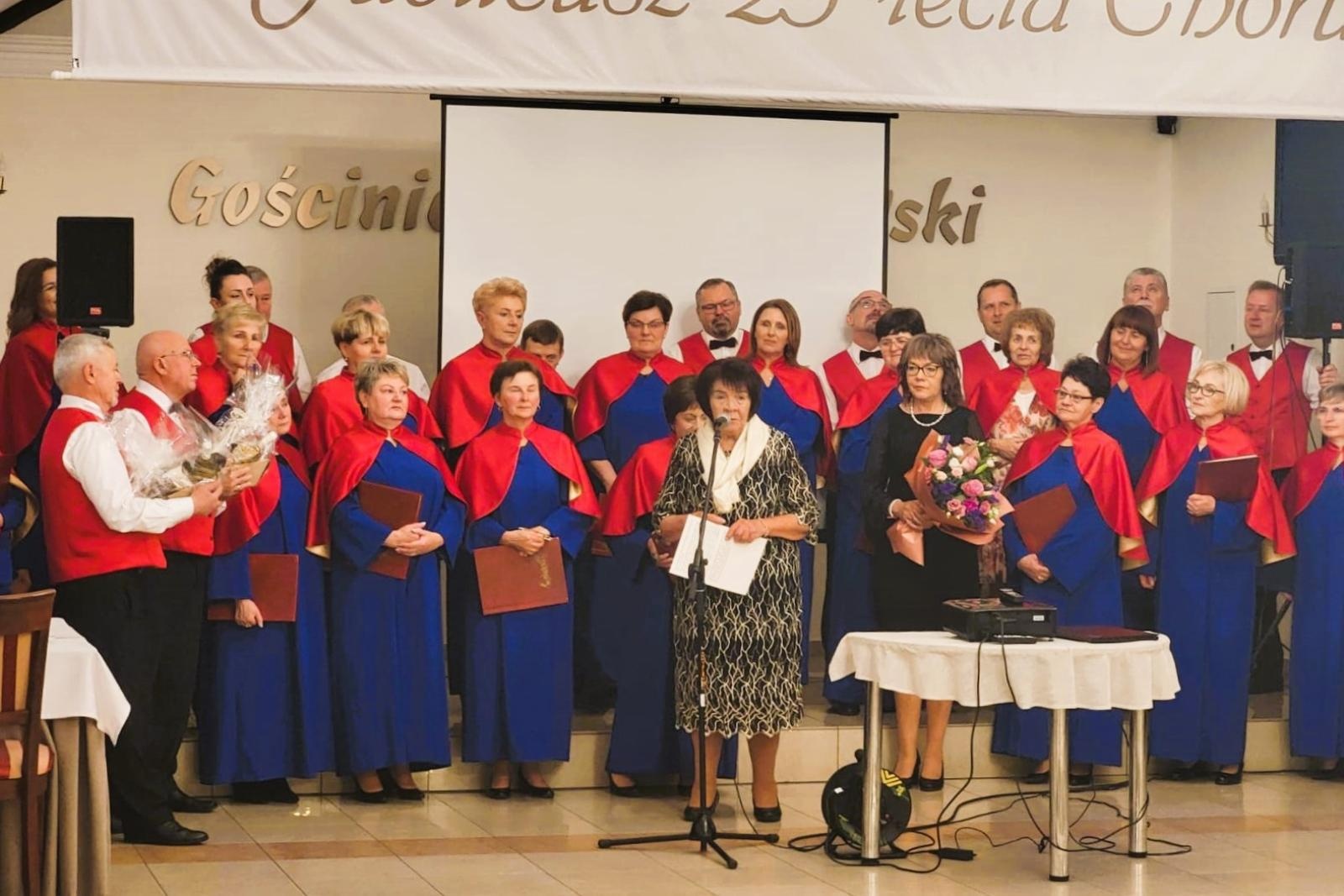 Zdjęcie w galerii na portalu naszwodzislaw.com: Srebrny jubileusz chóru Absolwent wiadomości z regionu