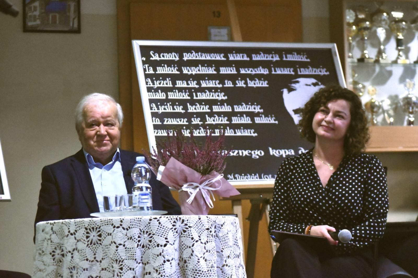 Zdjęcie w galerii na portalu naszwodzislaw.com: Marian Dziędziel spotkał się z uczniami gołkowickiej szkoły [FOTO] wiadomości z regionu