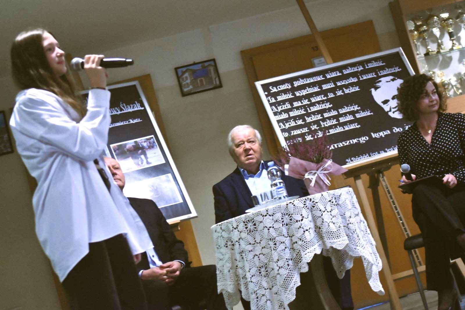 Zdjęcie w galerii na portalu naszwodzislaw.com: Marian Dziędziel spotkał się z uczniami gołkowickiej szkoły [FOTO] wiadomości z regionu