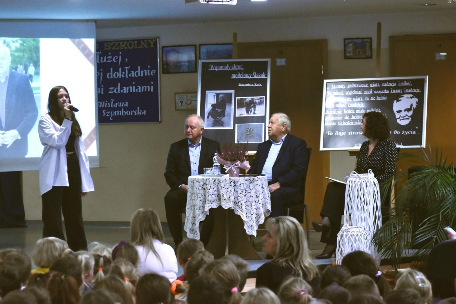 Zdjęcie w galerii na portalu naszwodzislaw.com: Marian Dziędziel spotkał się z uczniami gołkowickiej szkoły [FOTO] wiadomości z regionu