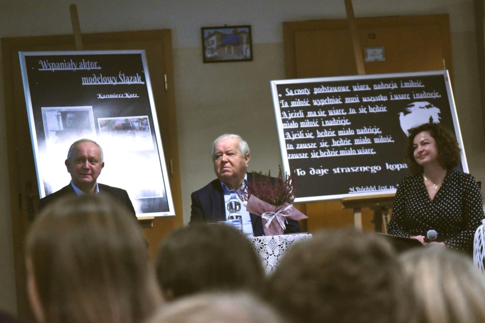 Zdjęcie w galerii na portalu naszwodzislaw.com: Marian Dziędziel spotkał się z uczniami gołkowickiej szkoły [FOTO] wiadomości z regionu