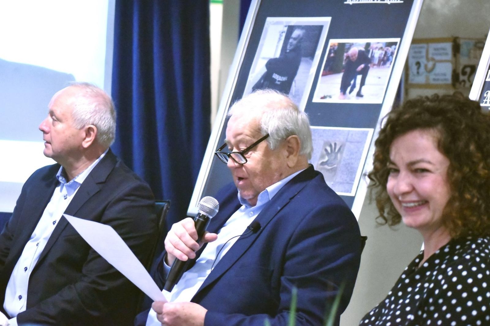 Zdjęcie w galerii na portalu naszwodzislaw.com: Marian Dziędziel spotkał się z uczniami gołkowickiej szkoły [FOTO] wiadomości z regionu