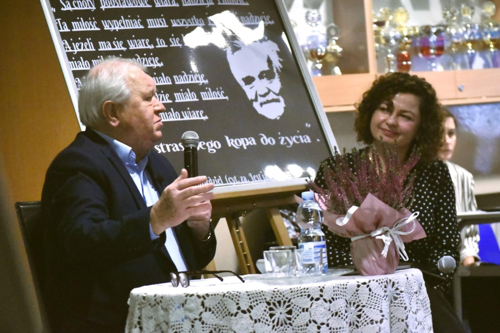 Zdjęcie w galerii na portalu naszwodzislaw.com: Marian Dziędziel spotkał się z uczniami gołkowickiej szkoły [FOTO] wiadomości z regionu