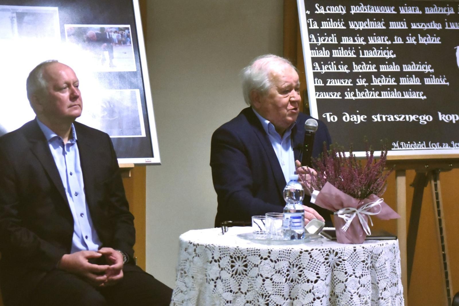 Zdjęcie w galerii na portalu naszwodzislaw.com: Marian Dziędziel spotkał się z uczniami gołkowickiej szkoły [FOTO] wiadomości z regionu