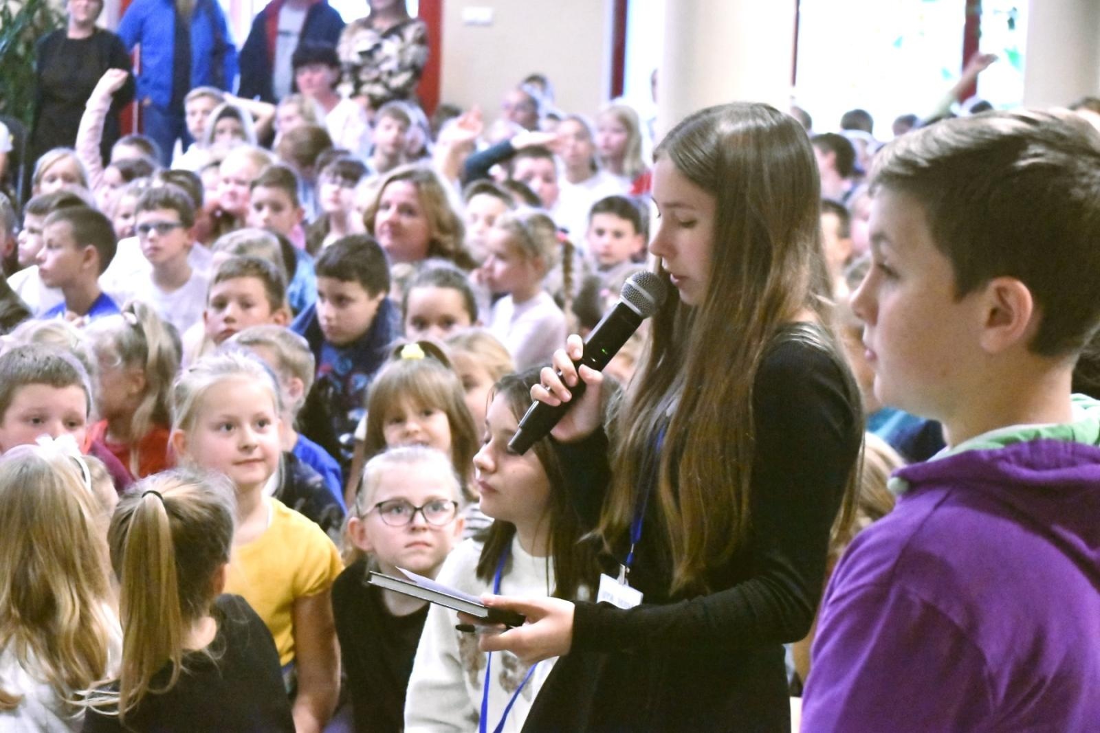 Zdjęcie w galerii na portalu naszwodzislaw.com: Marian Dziędziel spotkał się z uczniami gołkowickiej szkoły [FOTO] wiadomości z regionu