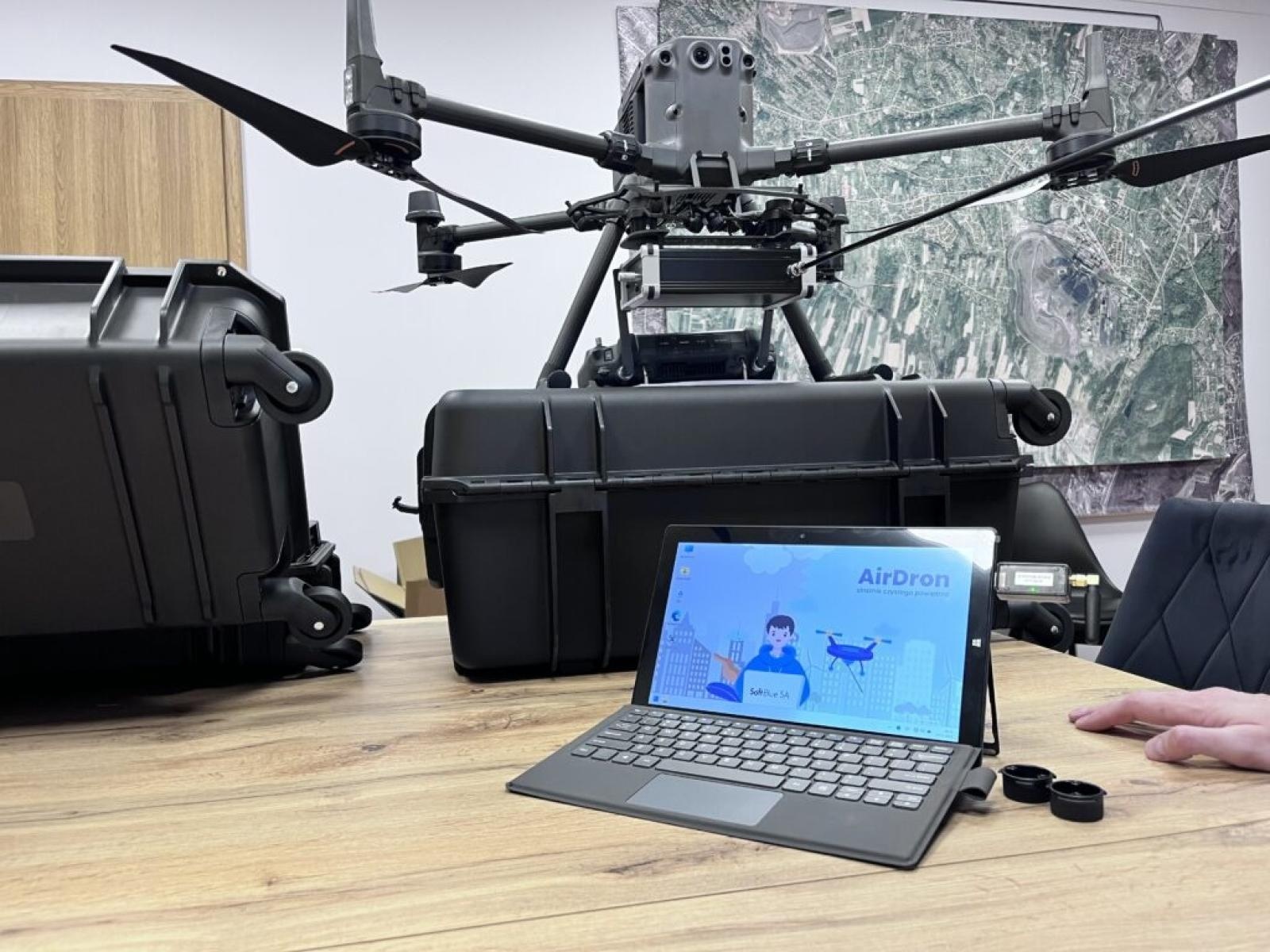 Zdjęcie w galerii na portalu naszwodzislaw.com: Radlin uzbrojony w broń na trucicieli wiadomości z regionu