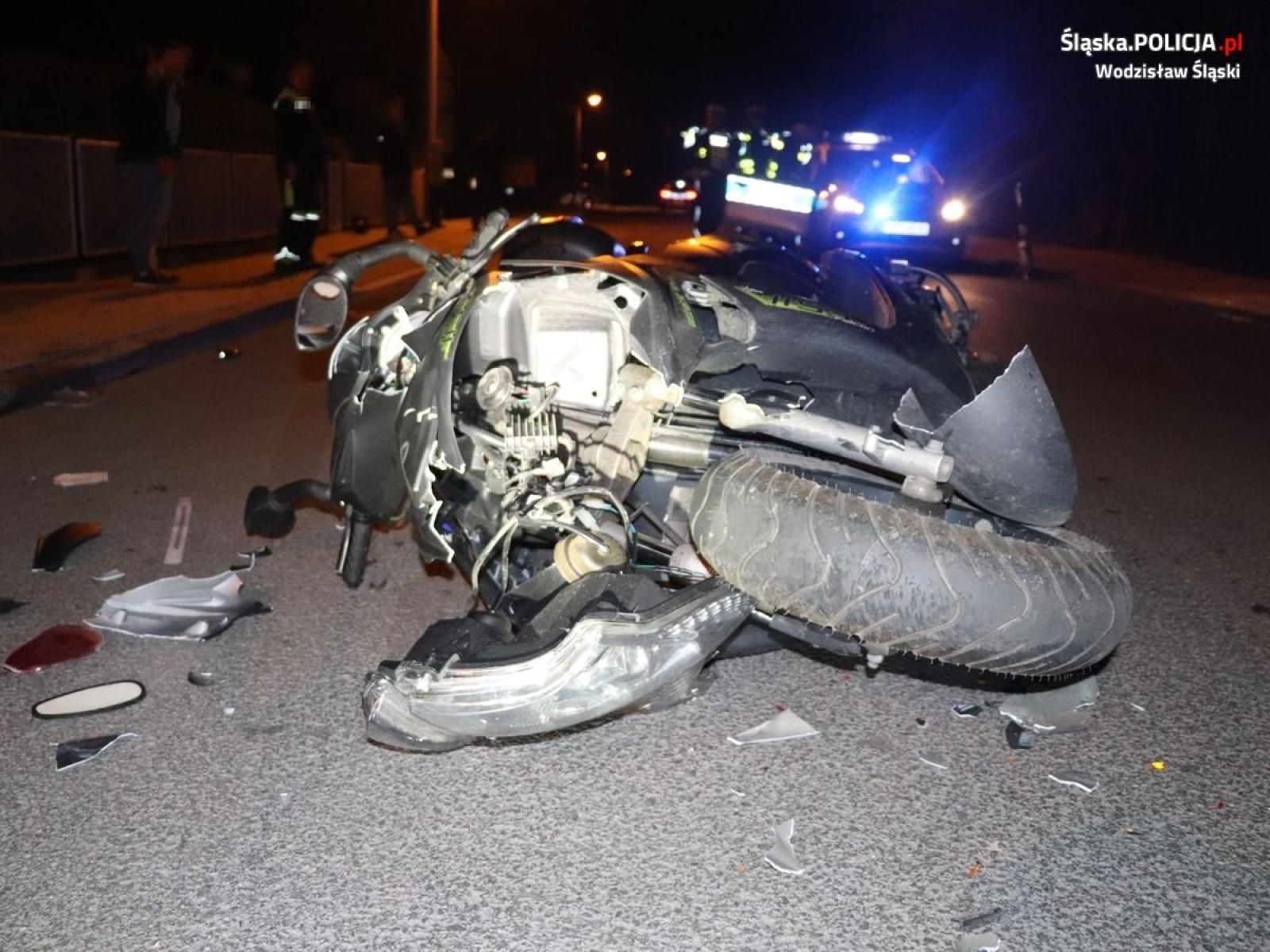 Zdjęcie w galerii na portalu naszwodzislaw.com: Nie warto ignorować znaków. Zderzenie dwóch motorowerów i osobówki wiadomości z regionu
