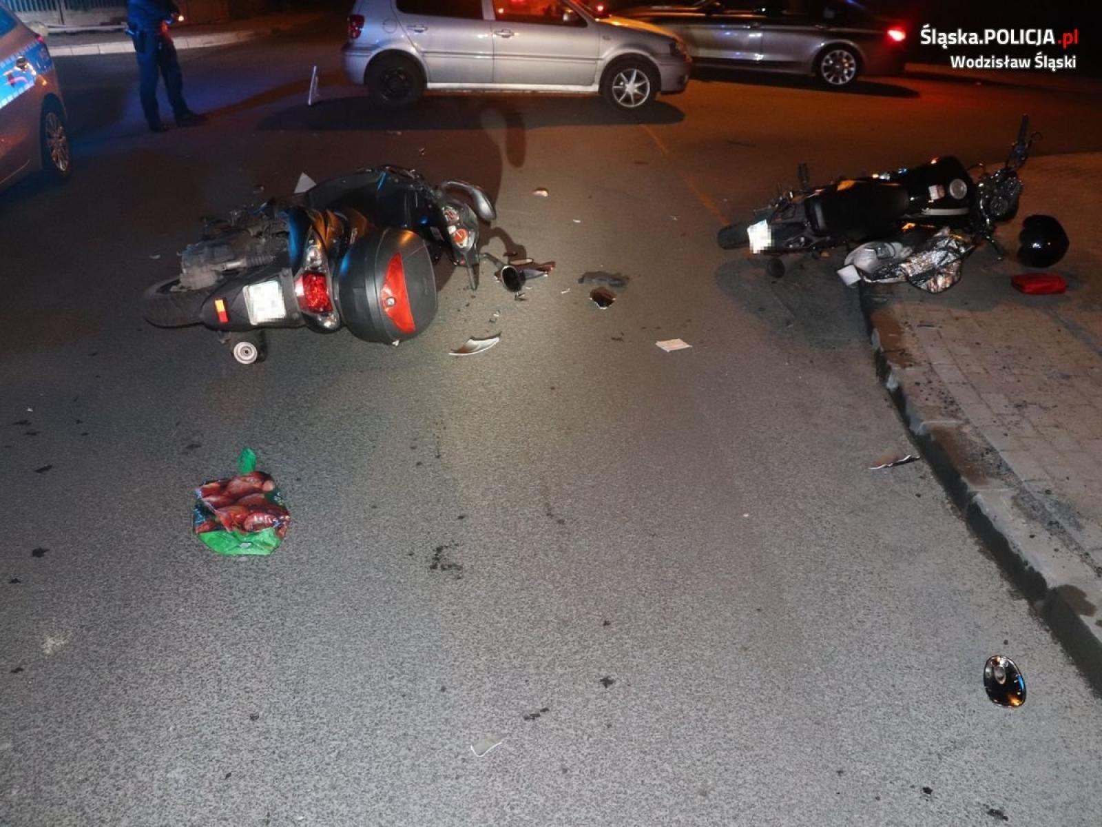 Zdjęcie w galerii na portalu naszwodzislaw.com: Nie warto ignorować znaków. Zderzenie dwóch motorowerów i osobówki wiadomości z regionu