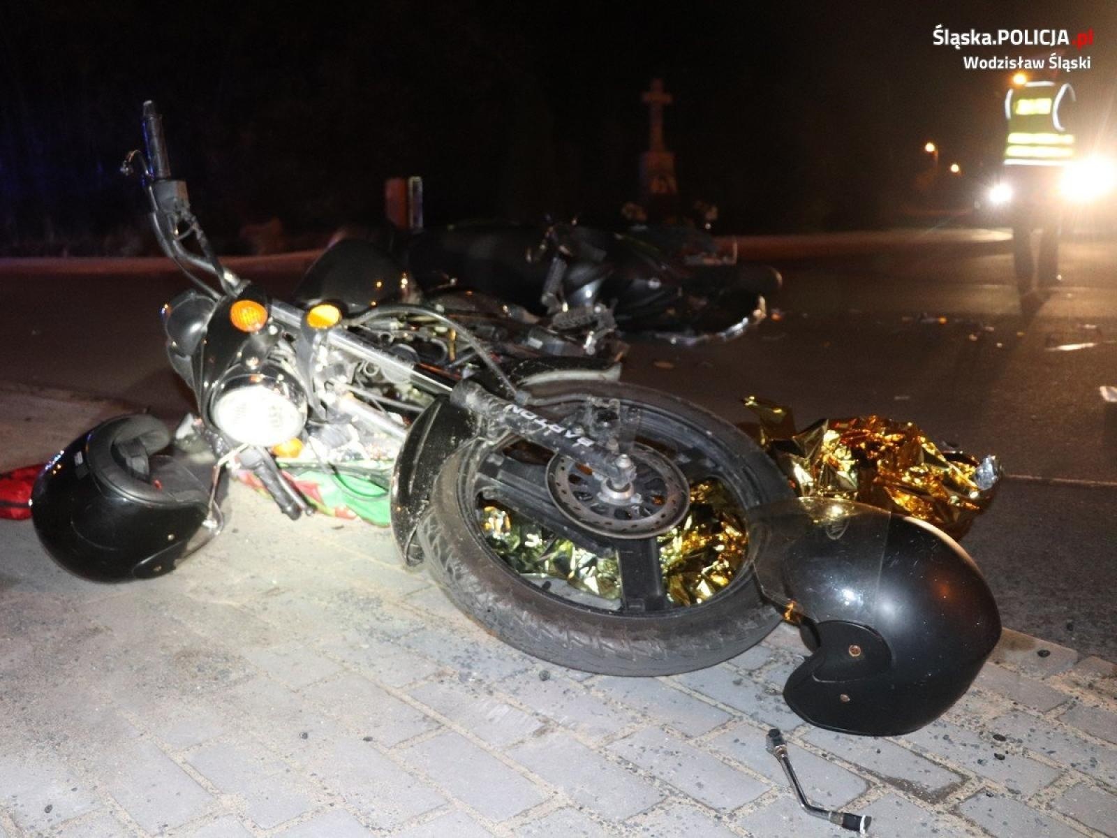 Zdjęcie w galerii na portalu naszwodzislaw.com: Nie warto ignorować znaków. Zderzenie dwóch motorowerów i osobówki wiadomości z regionu