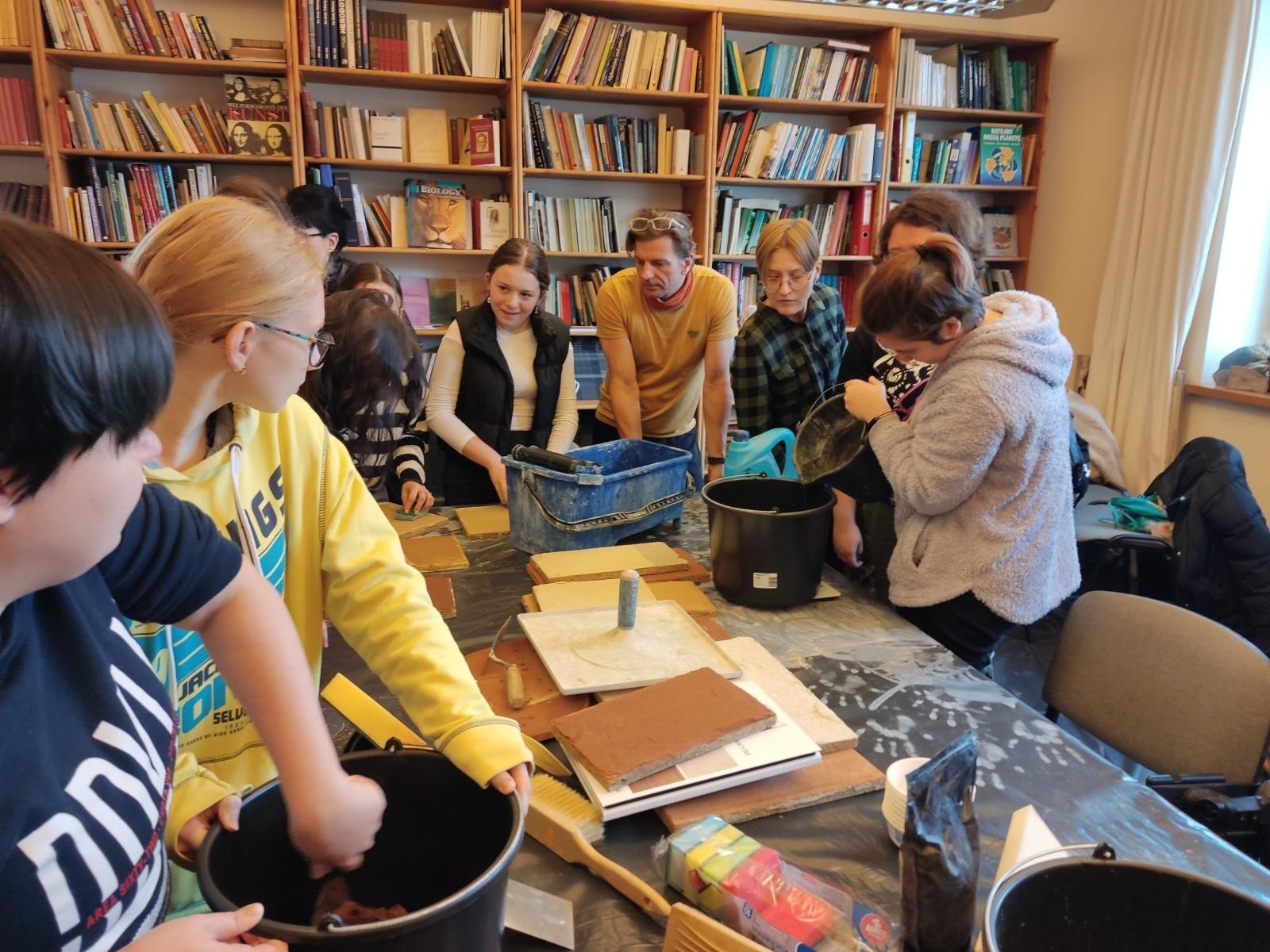 Zdjęcie w galerii na portalu naszwodzislaw.com: Architektura w służbie ekologii - nauka podstaw budownictwa organicznego wiadomości z regionu