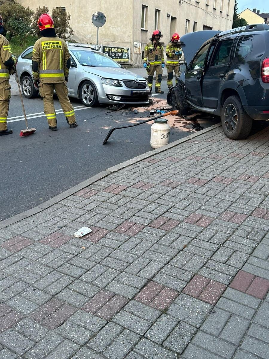 Zdjęcie w galerii na portalu naszwodzislaw.com: Czołowe zderzenie skody i dacii w Pszowie wiadomości z regionu