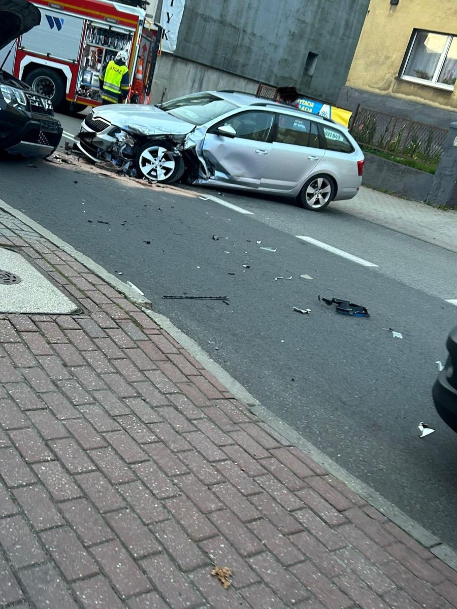 Zdjęcie w galerii na portalu naszwodzislaw.com: Czołowe zderzenie skody i dacii w Pszowie wiadomości z regionu