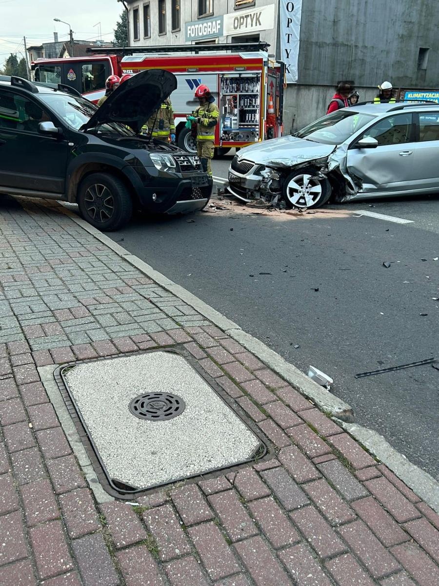 Zdjęcie w galerii na portalu naszwodzislaw.com: Czołowe zderzenie skody i dacii w Pszowie wiadomości z regionu