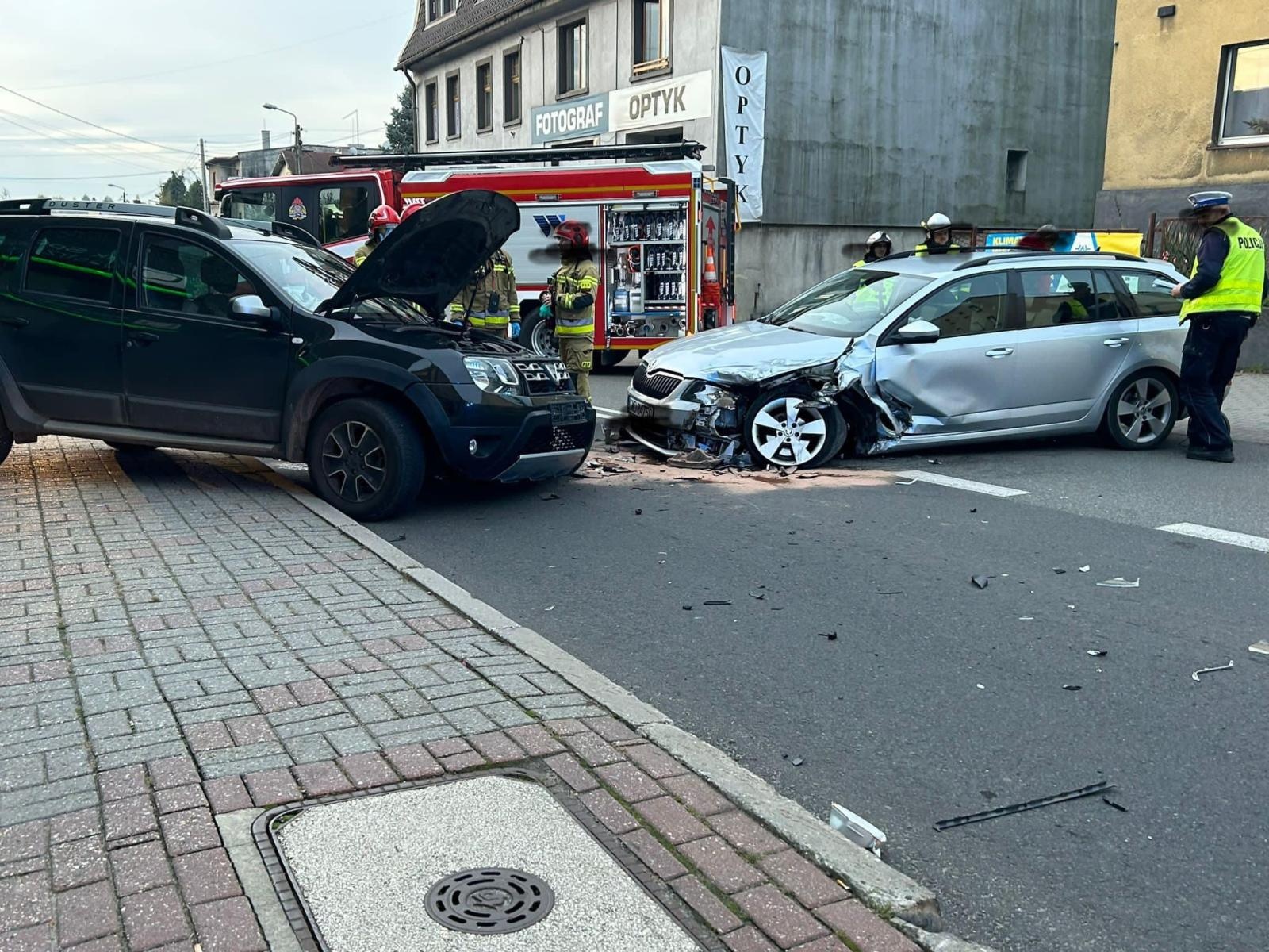 Zdjęcie w galerii na portalu naszwodzislaw.com: Czołowe zderzenie skody i dacii w Pszowie wiadomości z regionu