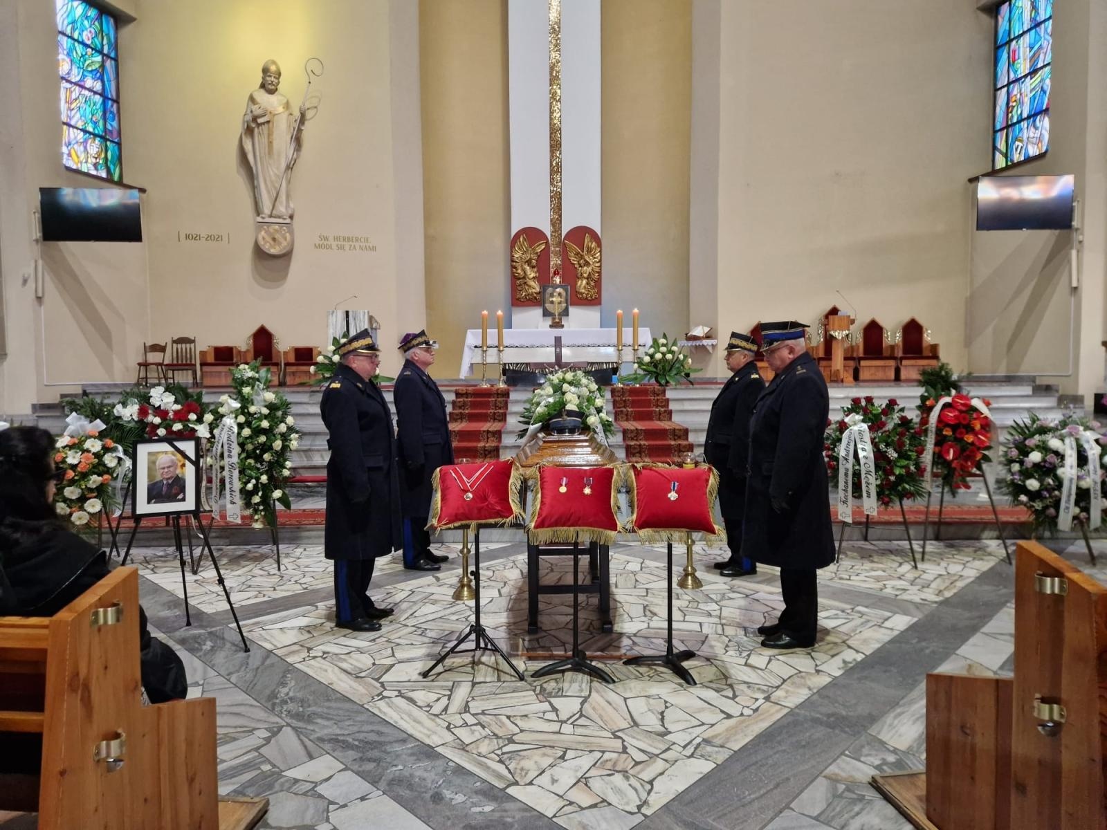 Zdjęcie w galerii na portalu naszwodzislaw.com: Ostatnie pożegnanie byłego zastępcy komendanta wodzisławskich strażaków wiadomości z regionu