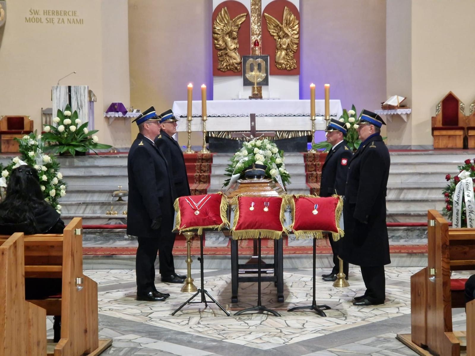 Zdjęcie w galerii na portalu naszwodzislaw.com: Ostatnie pożegnanie byłego zastępcy komendanta wodzisławskich strażaków wiadomości z regionu