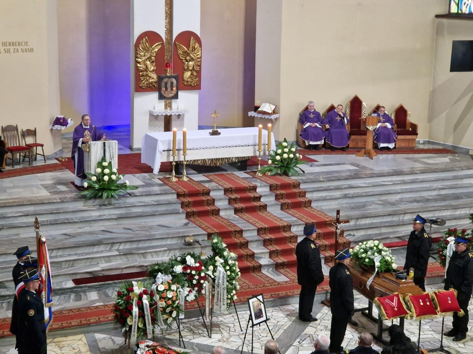 Zdjęcie w galerii na portalu naszwodzislaw.com: Ostatnie pożegnanie byłego zastępcy komendanta wodzisławskich strażaków wiadomości z regionu