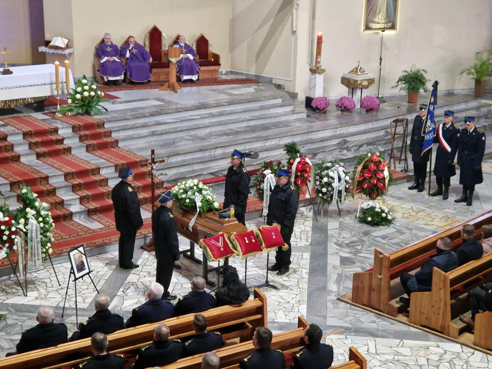 Zdjęcie w galerii na portalu naszwodzislaw.com: Ostatnie pożegnanie byłego zastępcy komendanta wodzisławskich strażaków wiadomości z regionu