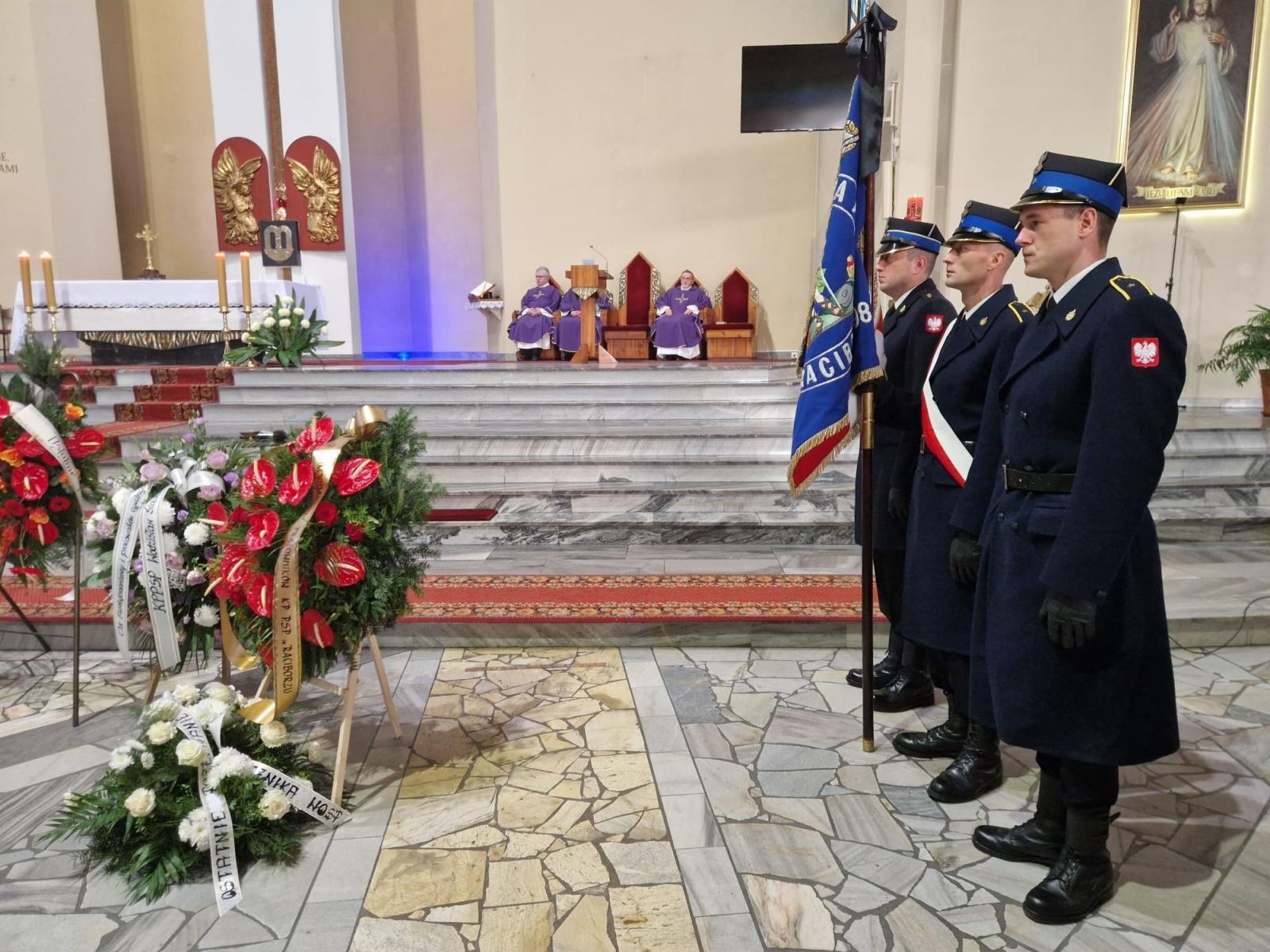 Zdjęcie w galerii na portalu naszwodzislaw.com: Ostatnie pożegnanie byłego zastępcy komendanta wodzisławskich strażaków wiadomości z regionu