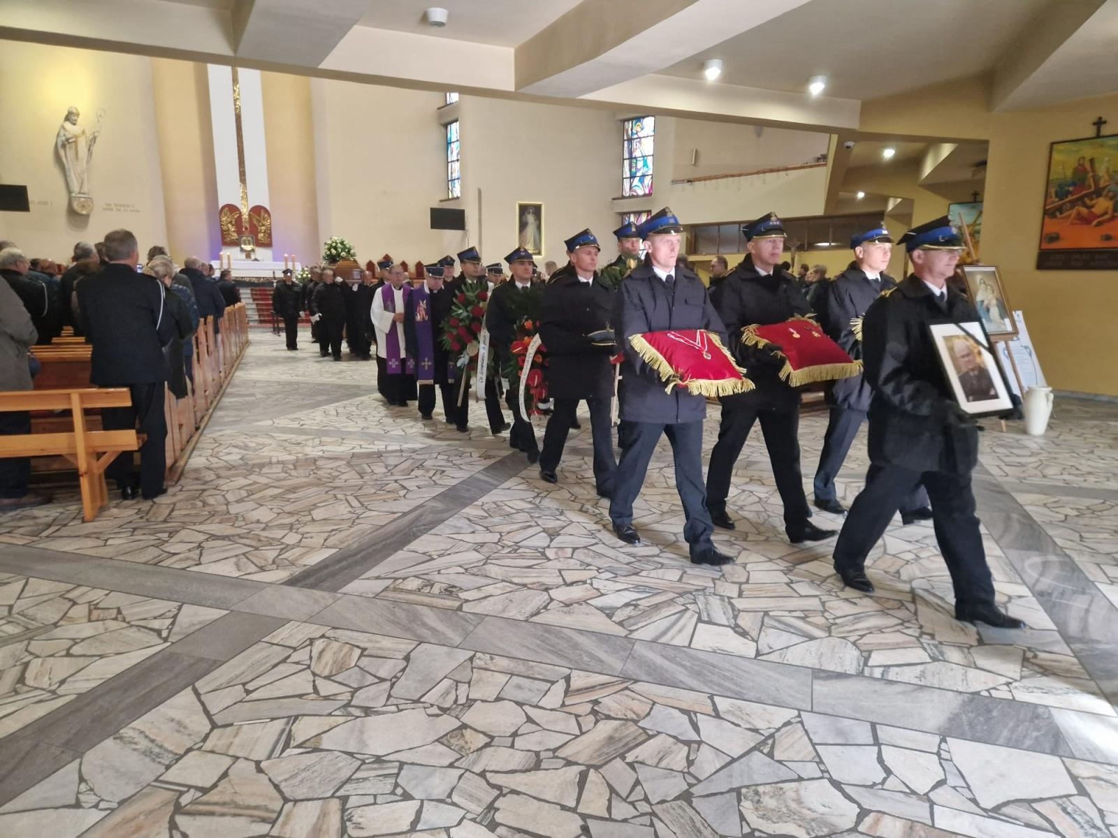 Zdjęcie w galerii na portalu naszwodzislaw.com: Ostatnie pożegnanie byłego zastępcy komendanta wodzisławskich strażaków wiadomości z regionu