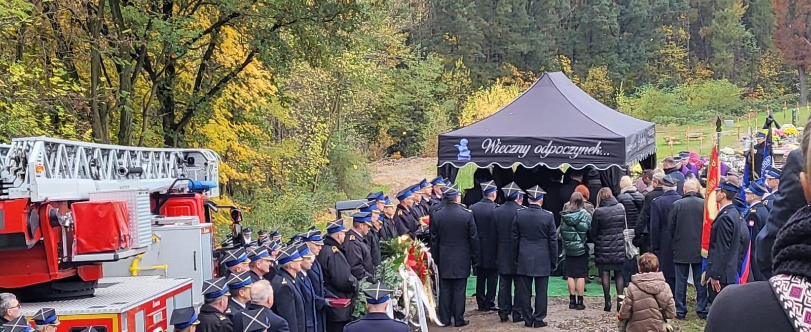 Zdjęcie w galerii na portalu naszwodzislaw.com: Ostatnie pożegnanie byłego zastępcy komendanta wodzisławskich strażaków wiadomości z regionu