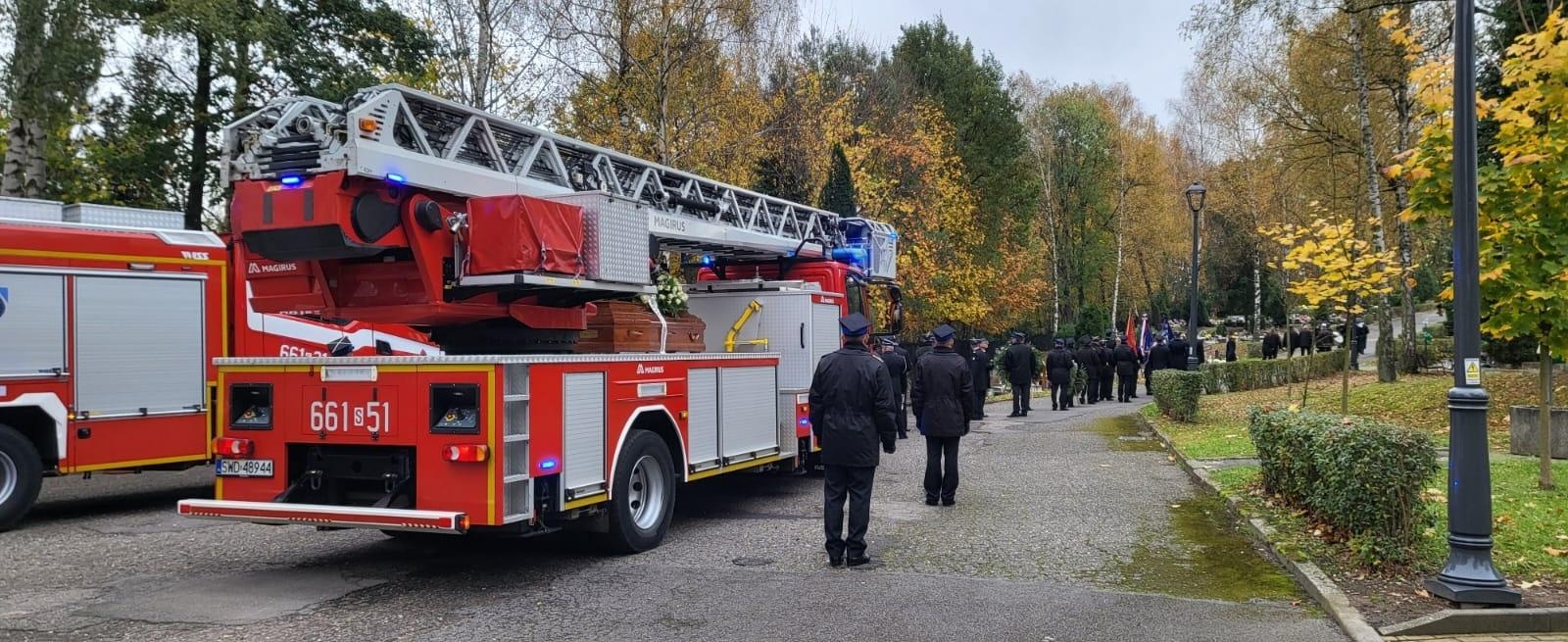 Zdjęcie w galerii na portalu naszwodzislaw.com: Ostatnie pożegnanie byłego zastępcy komendanta wodzisławskich strażaków wiadomości z regionu