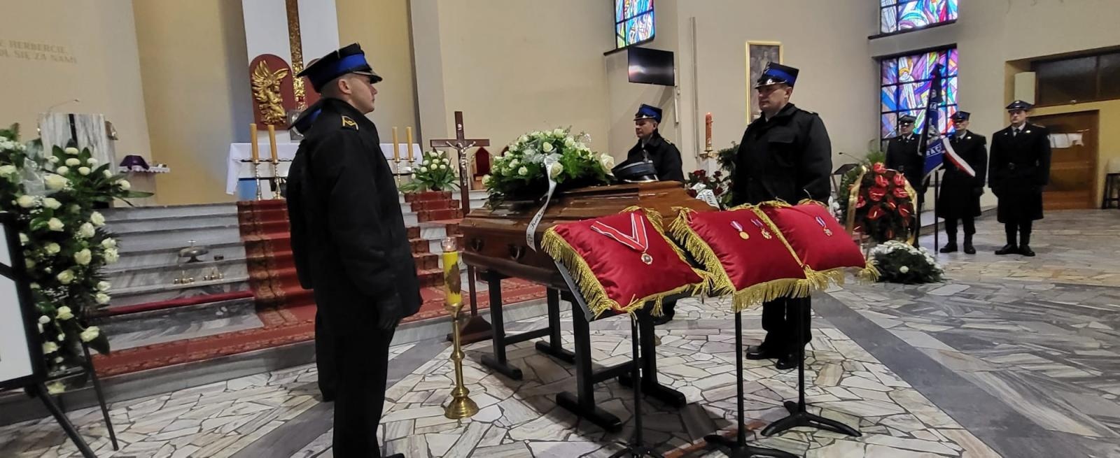 Zdjęcie w galerii na portalu naszwodzislaw.com: Ostatnie pożegnanie byłego zastępcy komendanta wodzisławskich strażaków wiadomości z regionu