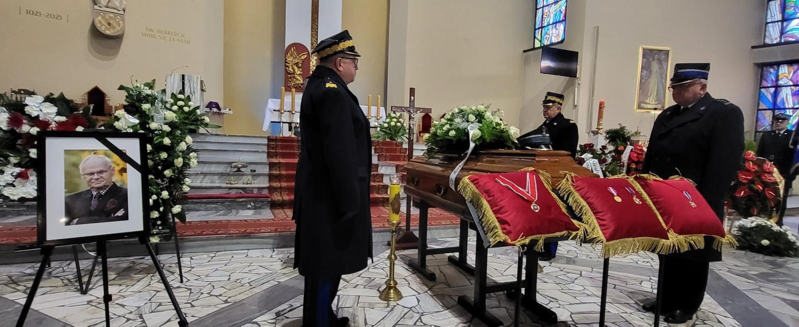 Zdjęcie w galerii na portalu naszwodzislaw.com: Ostatnie pożegnanie byłego zastępcy komendanta wodzisławskich strażaków wiadomości z regionu