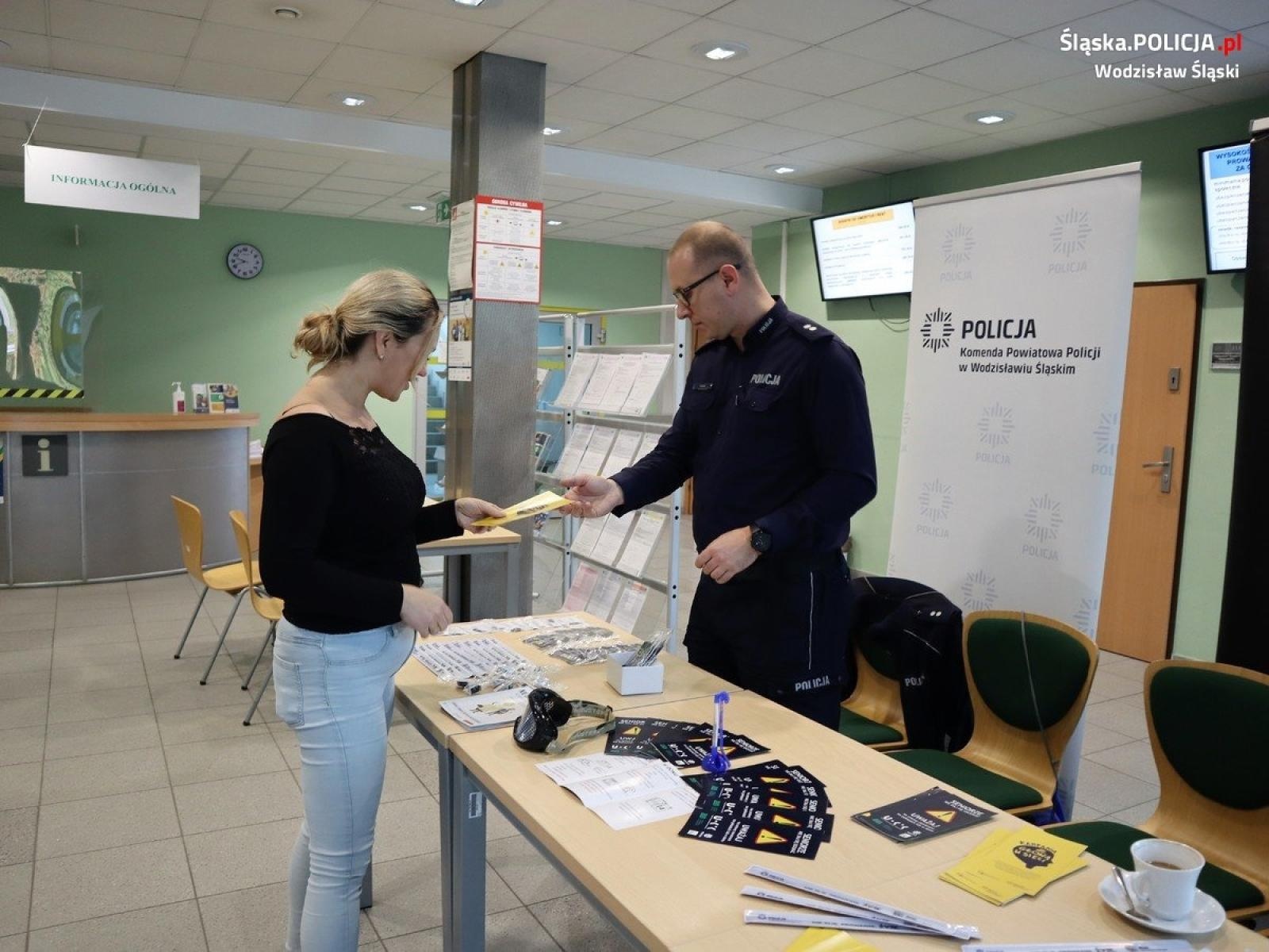 Zdjęcie w galerii na portalu naszwodzislaw.com: Akcja profilaktyczna policji w wodzisławskim ZUS wiadomości z regionu